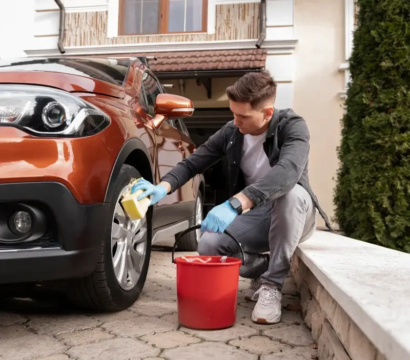 Lavage auto à domicile Saint-Côme-d'Olt : professionnel intervenant sur un véhicule